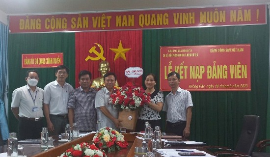 Lãnh đạo Hội đồng nhân dân, lãnh đạo Ủy ban nhân dân huyện Krông Pắc gặp mặt các cơ quan hành chính Nhà nước Nhân kỷ niệm 78 năm ngày truyền thống Văn phòng